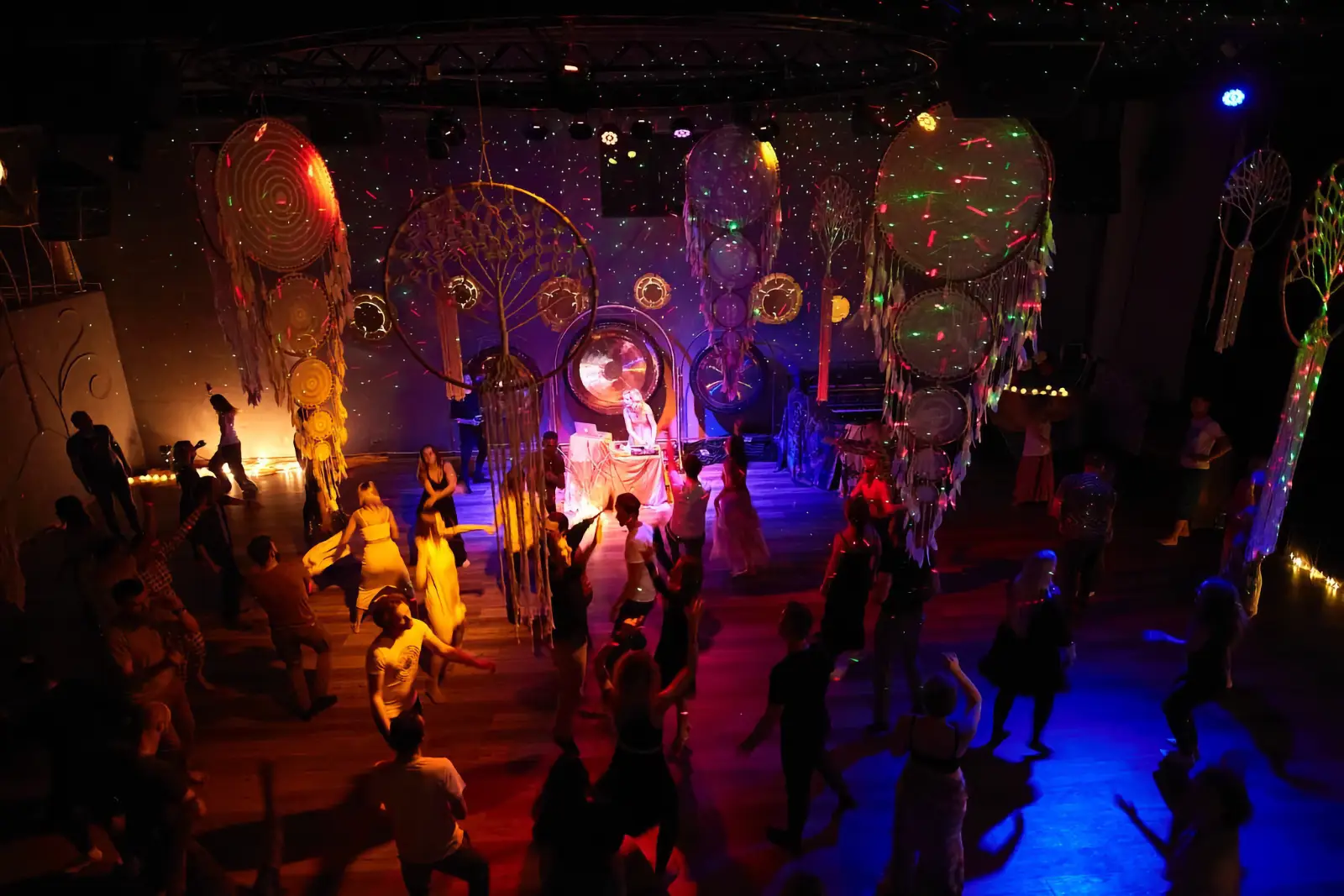 Ecstatic Dance šokio praktikos akimirka