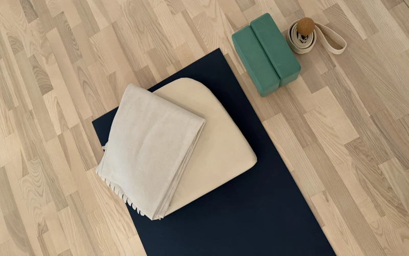 Jogos kilimėlis ir reikmenys, tokie kaip blokeliai ir diržas, paruošti praktikai